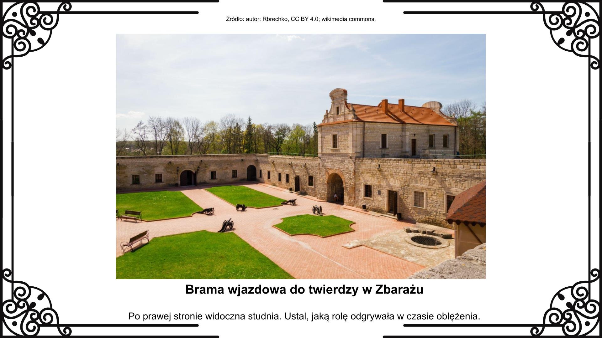 Slajd przedstawia planszę ze zdjęciem fragmentu murów obronnych widzianych od strony dziedzińca. Na wprost na zdjęciu widoczna jest dwupiętrowa brama wjazdowa. Po prawej stronie zlokalizowana jest studnia. Na dalszym planie widać fragmenty obwarowań i bramę wjazdową. Obok zdjęcia jest napis informacyjny i zwrot w stronę ucznia: Ustal, jaką odgrywała rolę studnia w czasie oblężenia.