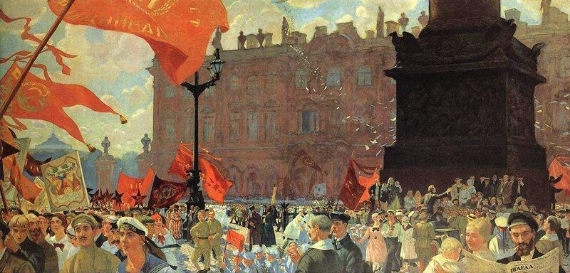 Tłumny wiec rewolucyjny na placu miejskim z dominującą liczbą czerwonych flag, portretów i transparentów. Ludzie w różnorodnych strojach — żołnierze, marynarze, robotnicy i kobiety — zgromadzeni wokół pomnika i czytający gazetę. W tle widać monumentalną fasadę budynku oraz niebo z chmurami i gołębiami unoszącymi się nad zgromadzeniem. Atmosfera obrazu oddaje entuzjazm i podniosłość wydarzenia rewolucyjnego.