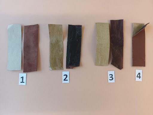 Etapy niezbędne do połączenia przykładowych materiałów: papieru i skóry za pomocą rozpuszczalnikowego, dwuskładnikowego kleju.
Na zdjęciu przedstawiono etapy niezbędne do połączenia przykładowych materiałów: papieru i skóry za pomocą rozpuszczalnikowego, dwuskładnikowego kleju. Poszczególnym etapom następującym po sobie przyporządkowano liczby od 1 do 4.