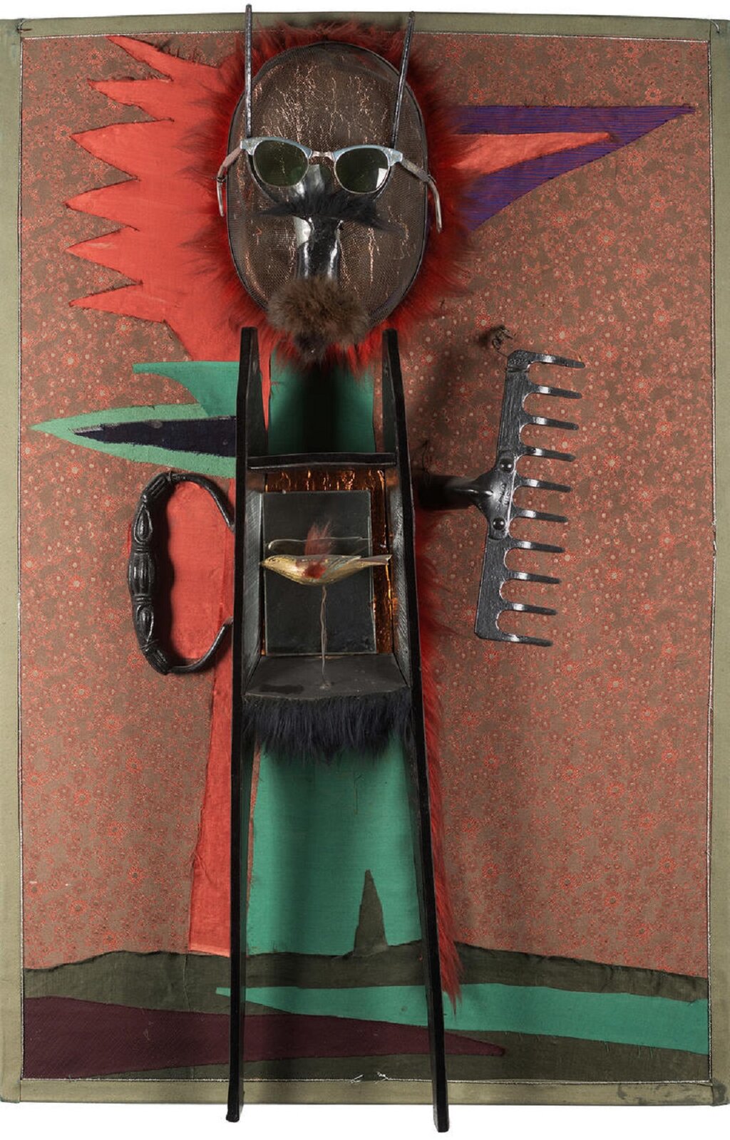 „Ptasznik” to dzieło, w którym połączono ze sobą gotowe przedmioty. Wygląda, jakby przedstawiało postać. Jej tułów stworzony jest z taczki dziecięcej w kolorze czarnym, której rączki są skierowane w dół. Taczka nie ma kół. W jej środkowej części artysta umieścił fragment lustra oraz dekorację w kształcie ptaka, na metalowym pręcie. Po prawej stronie ptaka, poza taczką przyczepiono metalowe grabie, a po lewej - czarną, metalową, zaokrągloną rączkę. Na górze umieszczono przód maski szermierczej, a na niej końcówkę wideł, stare okulary i kawałki pluszowej tkaniny. Dookoła rzeźby znajdują się poprzyklejane różnokolorowe kawałki materiału. W tle znajduje się tkanina o kwiatowym wzorze.