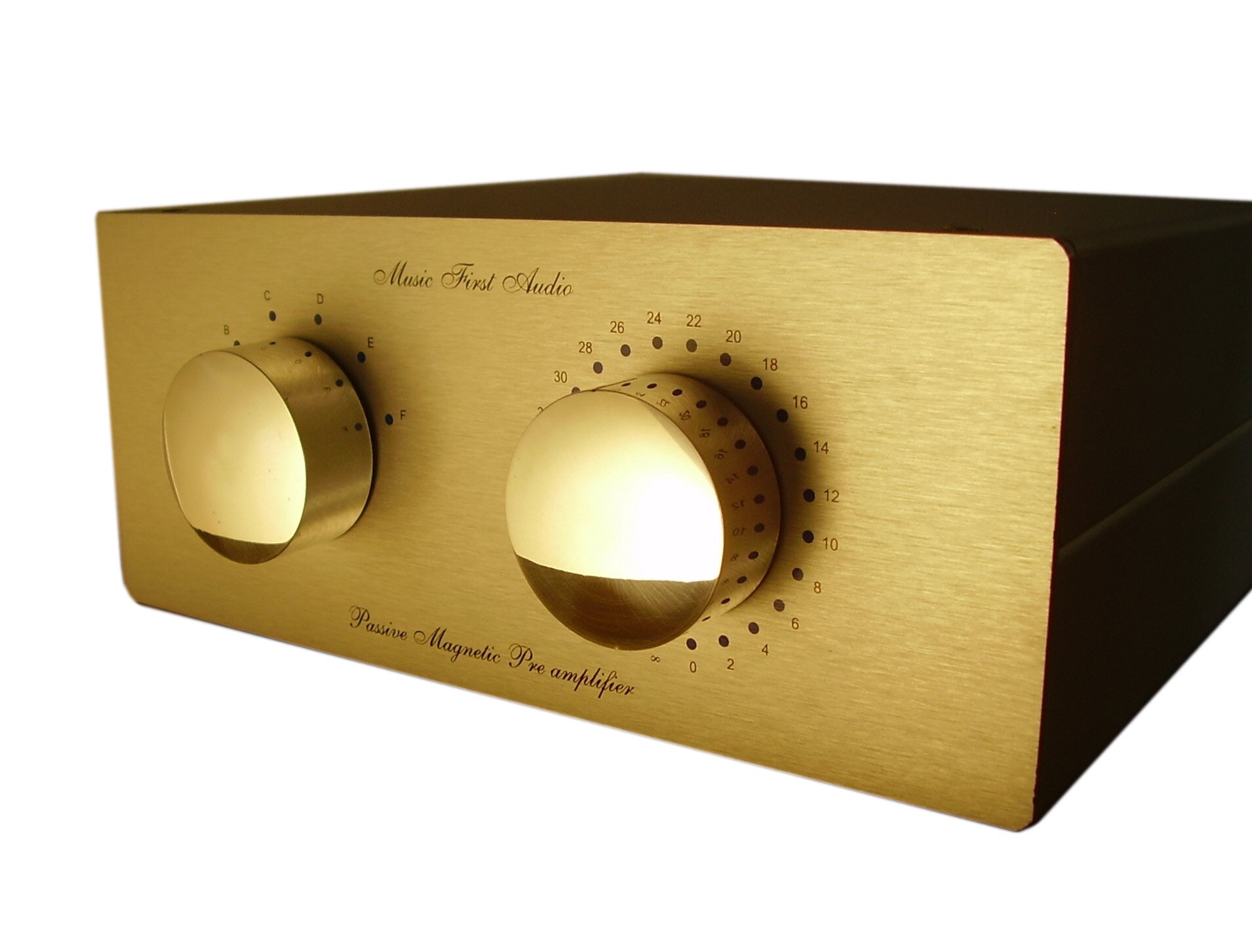 Na zdjęciu widoczny jest przedwzmacniacz. Ma kształt czarnego prostopadłościanu w ujęciu trzy czwarte, z frontalną ścianą w kolorze złotym. Na ścianie w kolorze złotym widoczne są dwa duże, złote pokrętła. Wokół górnej części pokrętła po lewej widoczne są promieniście ułożone małe, czarne punkty z cyframi. Wokół pokrętła po prawej widoczne są promieniście ułożone małe, czarne punkty z cyframi. Powyżej i poniżej pokręteł widoczne są napisy.