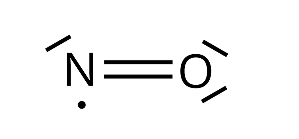 Ilustracja przedstawiająca wzór cząsteczki tlenku azotu(dwa), która to jest rodnikiem zbudowanym z atomu tlenu O połączonego za pomocą wiązania podwójnego z atomem azotu N. Atom tlenu posiada dwie wolne pary elektronowe zaznaczone w postaci dwóch kresek, a atom azotu jedną wolną parę zaznaczoną jako pojedynczą kreskę oraz jeden niesparowany elektron zaznaczony w postaci kropki. 