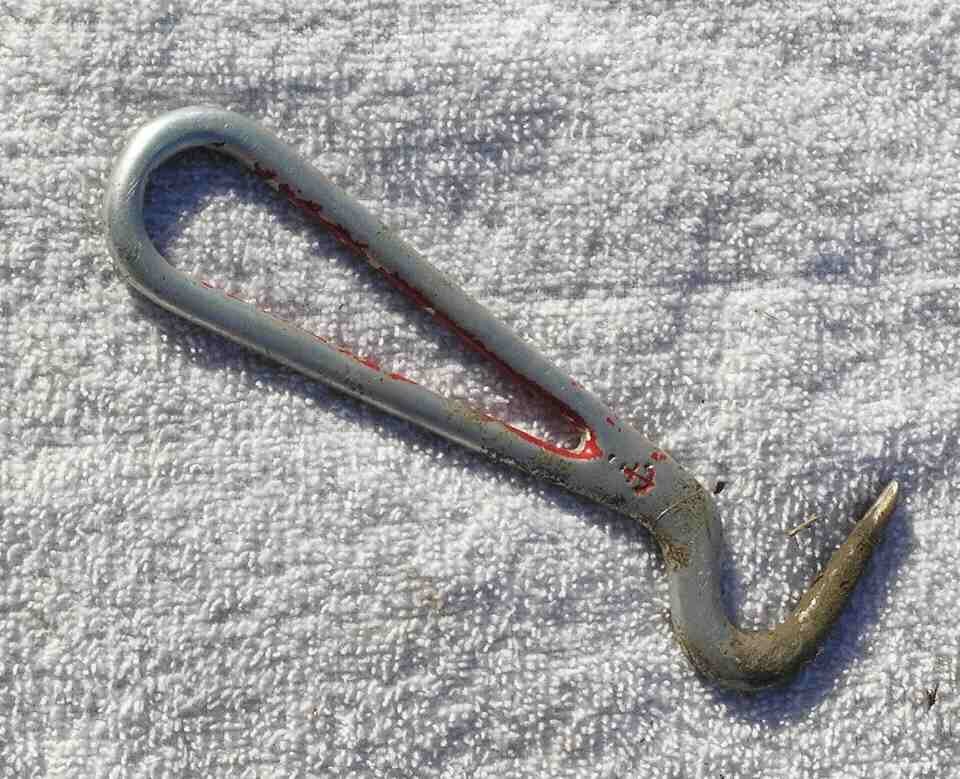 Zdjęcie przedstawia kopystkę. Jest to narzędzie składające się z metalowego trzonka, który zakończony jest haczykiem. 