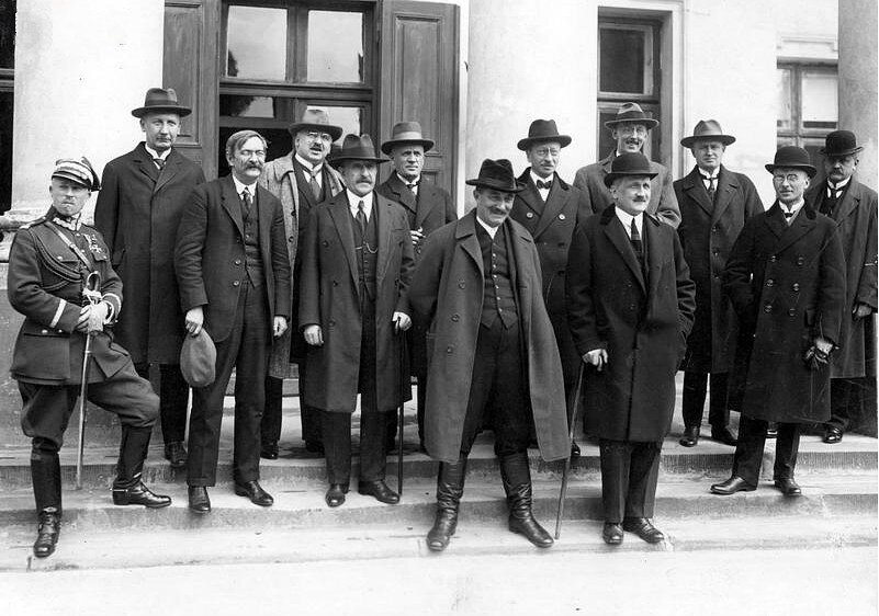 Rząd w 1926 roku. Od lewej: J. Tarnawa-Malczewski, A. Chądzyński, S. Grabski, S. Piechocki, S. Smólski, S. Osiecki, W. Witos, W. Kiernik, J. Zdziechowski, K. Dzierżykraj-Morawski, J. Radwan, J. Jankowski, M. Rybczyński Rząd w 1926 roku. Od lewej: J. Tarnawa-Malczewski, A. Chądzyński, S. Grabski, S. Piechocki, S. Smólski, S. Osiecki, W. Witos, W. Kiernik, J. Zdziechowski, K. Dzierżykraj-Morawski, J. Radwan, J. Jankowski, M. Rybczyński Źródło: domena publiczna.