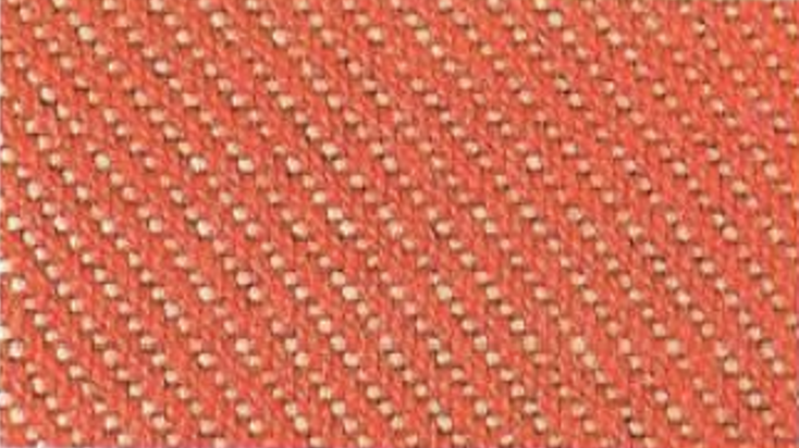 Na zdjęciu widoczny fragment tkaniny biało‑pomarańczowej w powiększeniu, której nitki przeplatają się ze sobą w taki sposób, że tworzą drobny wzór. Nagranie tożsame z treścią.