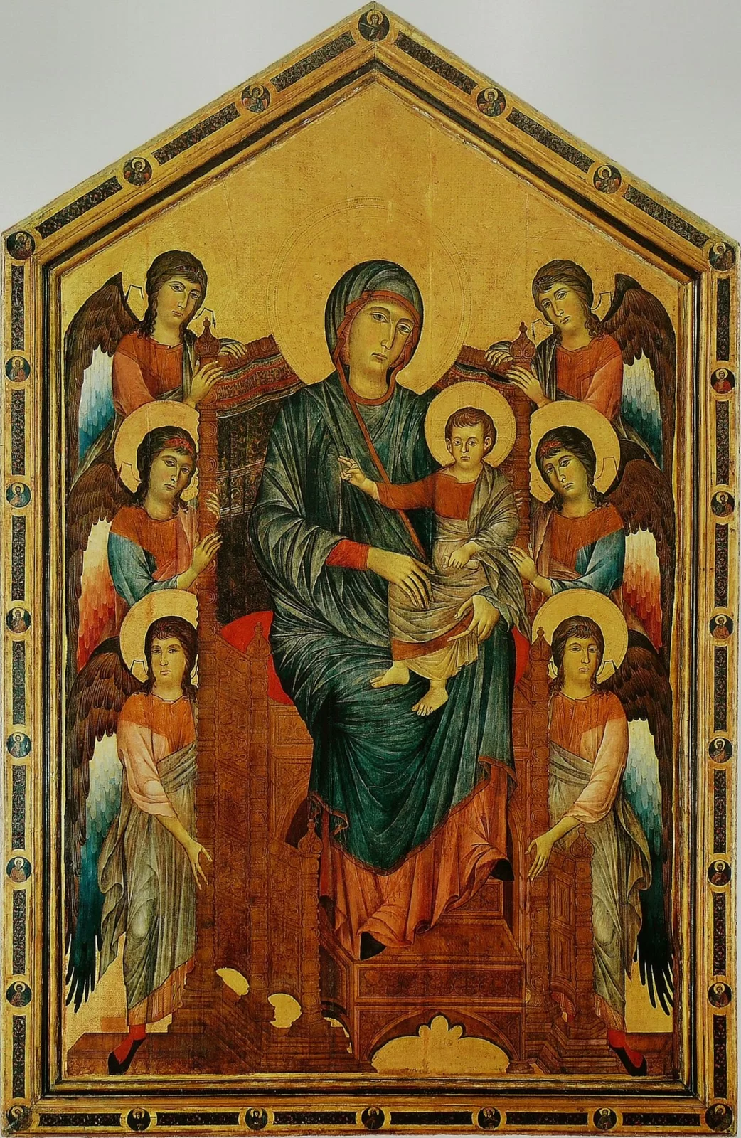 Ilustracja przedstawia obraz „Maesta”, autorstwa Cimabue. Gotyckie dzieło ukazuje Matkę Boską z Dzieciątkiem zasiadającą na wysokim, drewnianym, bogato zdobionym tronie. Umieszczona w centrum postać Marii jest znacznie większa od pozostałych. Jej twarz ujęta jest z półprofilu, oczy skierowane na odbiorcę. Ubrana jest w ciemno‑niebieski, drobno pofałdowany płaszcz, spod którego w dolnej części wystaje fragment czerwonej sukni. Mały Jezus ma na sobie czerwoną tunikę oraz okrywający ją szary płaszcz. Wznosi prawą rękę w geście błogosławieństwa. Po obu stronach świętej pary artysta umieści postacie aniołów o brązowo‑czerwono‑niebieskich skrzydłach. Tło kompozycji oraz aureole zostały pokryte złotem. Obraz otoczony jest ozdobną, złoto‑brązową ramą z namalowanymi w małych kółkach popiersiami przedstawiającymi Chrystusa, aniołów, świętych i proroków. Wykonane w technice temperowej dzieło, zamknięte jest w pięciobocznej wydłużonej formie o prostokątnej dolnej partii.
