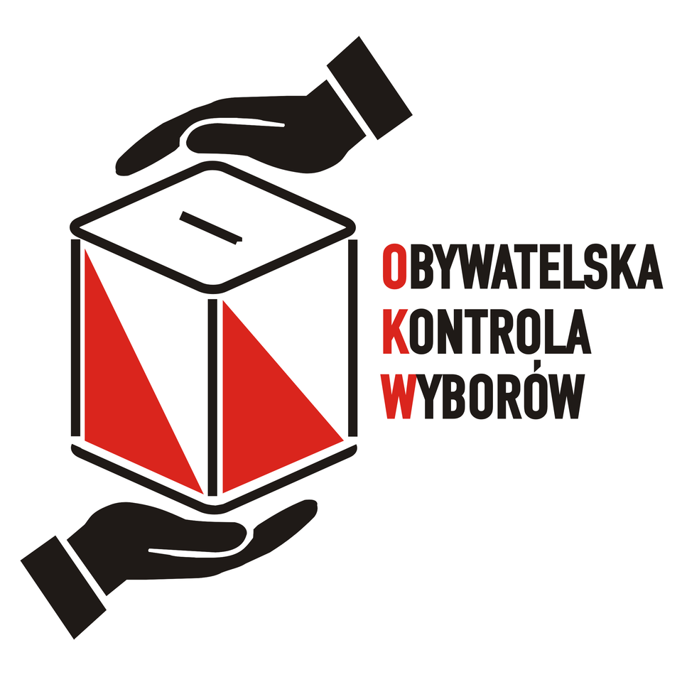 Ilustracja przedstawiająca logo. Znajduje się na nim schematycznie ukazana urna wyborcza. Jest to sześcienny pojemnik z wąskim otworem na wierzchu. Jego ściany mają biało‑czerwony kolor. Wokół niej zamykają się dwie dłonie. Obok znajduje się napis: Obywatelska kontrola wyborów.