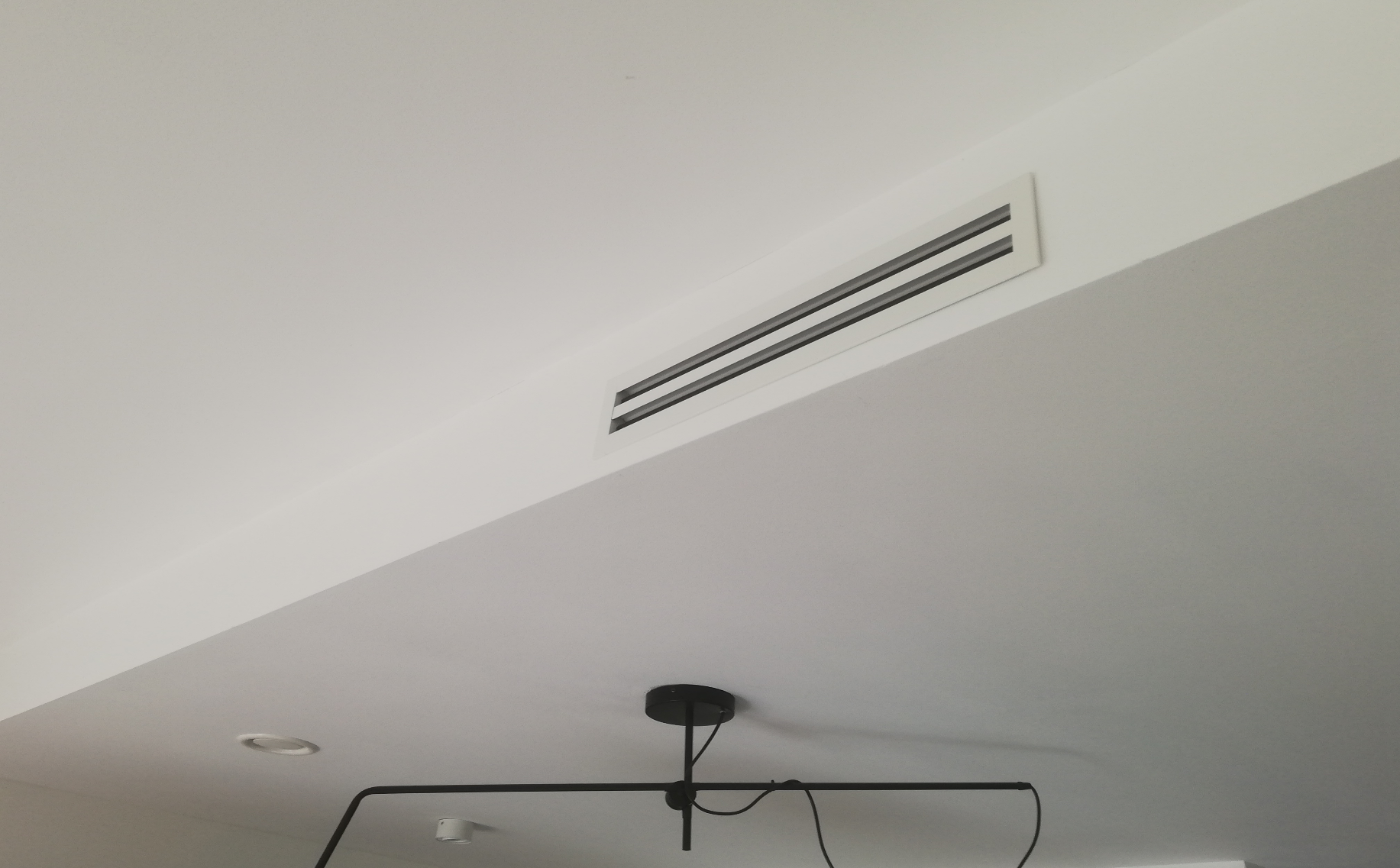 Zdjęcie przedstawia anemostat kratkowy odpowiadający za nawiew w pokoju dziennym. Jest on opisany w tekście powyżej.