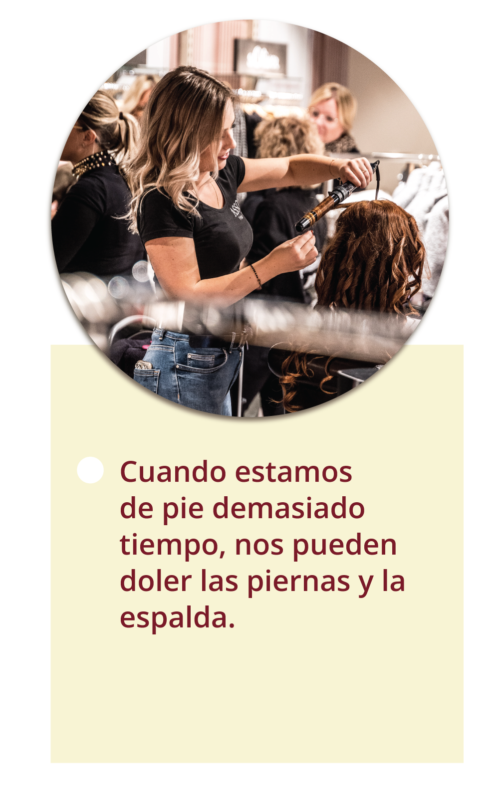 Na grafice znajduje się fryzjerka nawijająca włosy klientki na lokówkę. Podpis:  Cuando estamos de pie demasiado tiempo, nos pueden doler las piernas y la espalda.