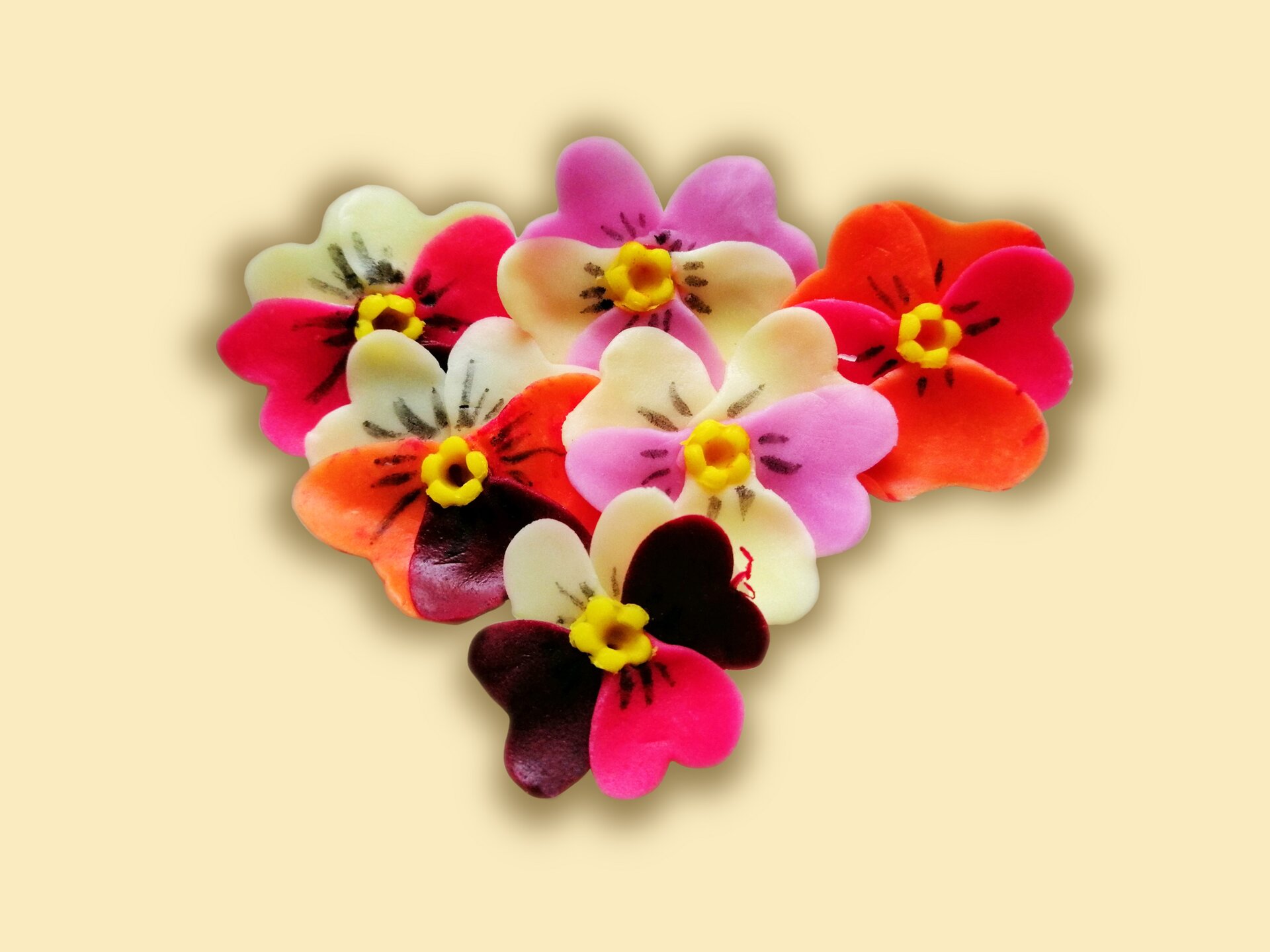 Kwiaty bratków z masy cukrowej.