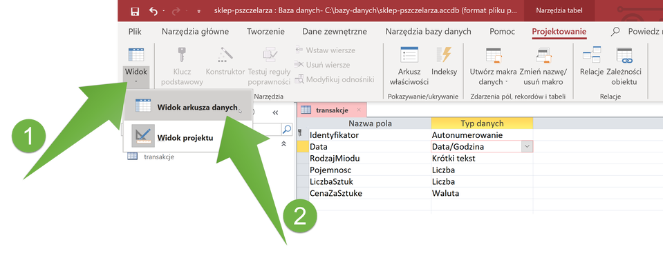 Zrzut ekranu przedstawia fragment okna programu Access. Wybrano z menu zakładkę „Projektowanie”. Z menu rozwinięto opcję „Widok” (tu wskazuje pierwsza strzałka): 1. „Widok arkusza danych” (tu wskazuje druga strzałka), 2. „Widok projektu”.