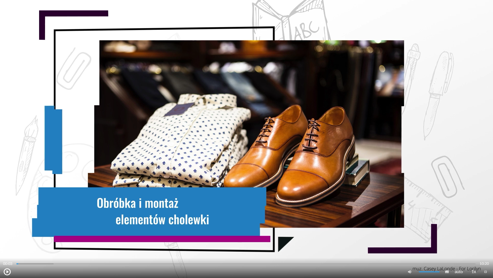 Grafika przedstawia ekran odtwarzacza animacji. Po lewej stronie ramka z tytułem: Obróbka i montaż elementów cholewki. W tle zdjęcie przedstawiające parę męskich butów z brązowej skóry i złożoną, białą koszulę z niebieskim wzorem. W dolnej części znajdują się ikony nawigacyjne. W lewym dolnym rogu jest ikona trójkąta w kole, która służy do włączenia lub wyłączenia filmu. Pośrodku dolnej części znajduje się ikona głośnika, a obok niego jest niebieska linia regulacji poziomu głośności. Obok jest ikona przedstawiająca fragment sylwetki człowieka (głowa i górna część tułowia), która służy do włączenia audiodeskrypcji. Po prawej stronie głowy znajdują się dwa białe półkola - zewnętrzne większe, wewnętrzne mniejsze. Obok znajduje się biały prostokąt z czarnymi, małymi polami w dolnej części, który służy do włączenia napisów. Obok napis "auto", który służy do zmiany jakości odtwarzania filmu. Dalej na prawo napis: "jeden x". Służy on do zmiany tempa odtwarzania filmu. W prawym dolnym rogu białe, przerywane kontury kwadratu. Ikona ta służy do włączenia trybu pełnoekranowego. 