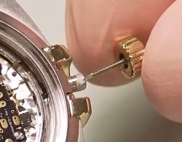 Koronka zegarka to pokrętło służące przede wszystkim do ustawienia wskazówek, datownika, a także nakręcania zegarka. W 99% wszystkich zegarków koronka występuje po prawej stronie koperty. Jest również najmniejszym, widocznym elementem całego czasomierza.