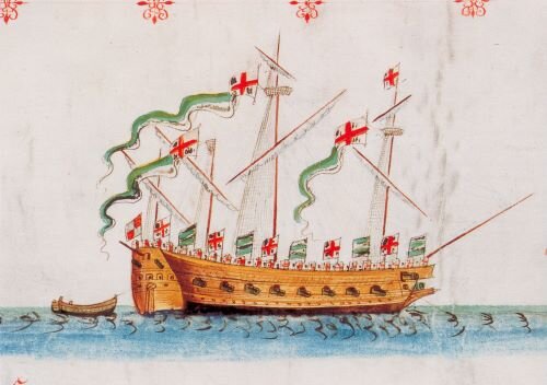 rysunek przedstawia okręt z czterema masztami. Z jego masztów oraz kadłuba powiewają zielone flagi oraz flagi Zjednoczonego Królestwa. Po lewej stronie okrętu na morzu stoi szalupa. 