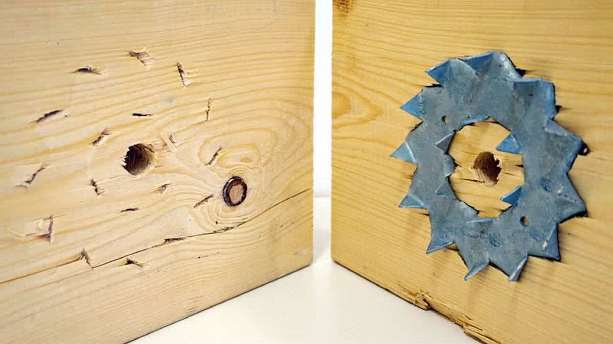 Zdjęcie przedstawia dwie drewniane deseczki znajdujące się prostopadle do siebie i tworzące kąt prosty. Na prawej deseczce znajduje się metalowe kółko wykończone ostrymi elementami w kształcie trójkątów, a w środku otwór w drewnie. Jest to pierścień Bistyp. Na lewej deseczce widoczne są niewielkie podłużne otwory, tworzące kształty trójkątów, w środku widoczny jest większy okrągły otwór w drewnie.