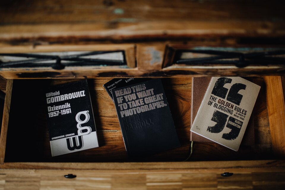 Zdjęcie przedstawia otwartą szufladę. W szufladzie leżą książki.