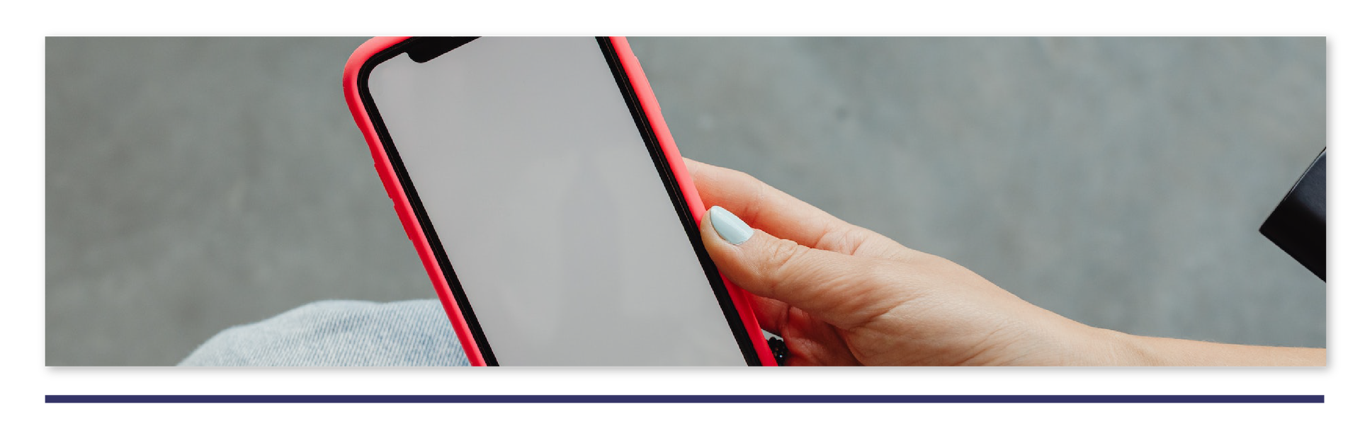 Ilustracja przedstawia smartfon trzymany w damskiej dłoni.