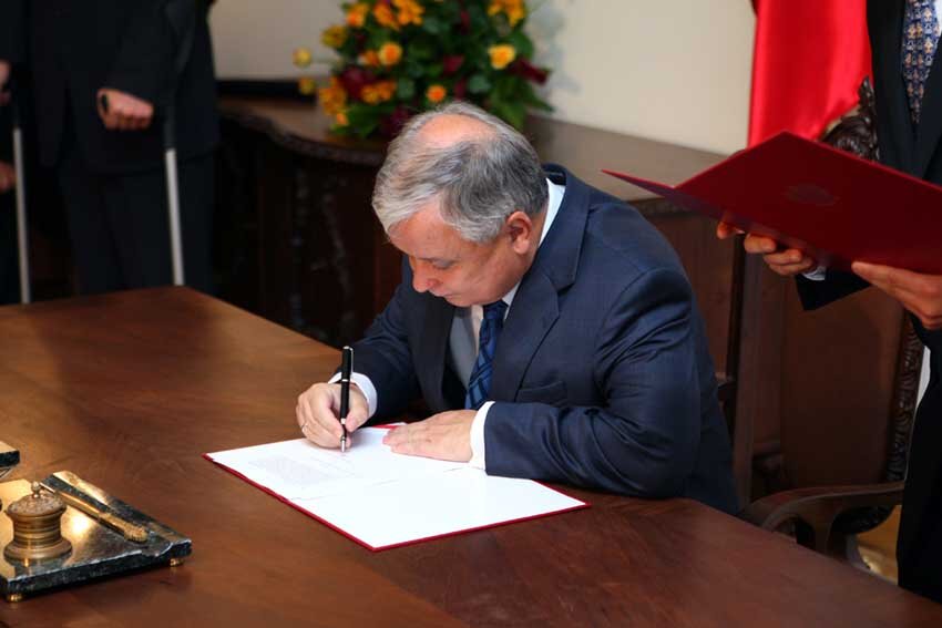 Prezydent Rzeczypospolitej Polskiej Lech Kaczyński podpisuje ustawę z dnia 7 września 2007 r. o Karcie Polaka podczas III Zjazdu Polonii i Polaków z Zagranicy.