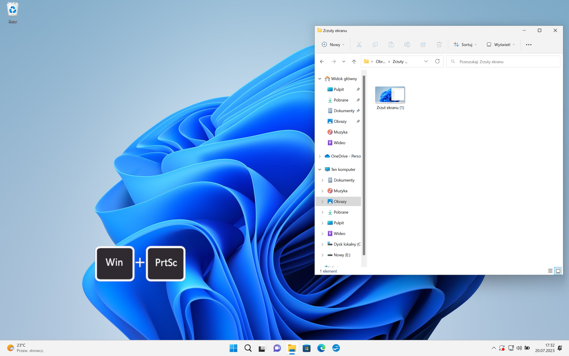 Ilustracja przedstawia pulpit systemu Windows 11. Na tapecie znajduje się niebieskie logo Windows. Na pulpicie umieszczono grafikę przedstawiającą klawisze  Win plus PrtSc. Po prawej stronie pulpitu otwarte zostało okno eksplorera plików w folderze Obrazy. Znajduje się tam pojedynczy zrzut ekranu.