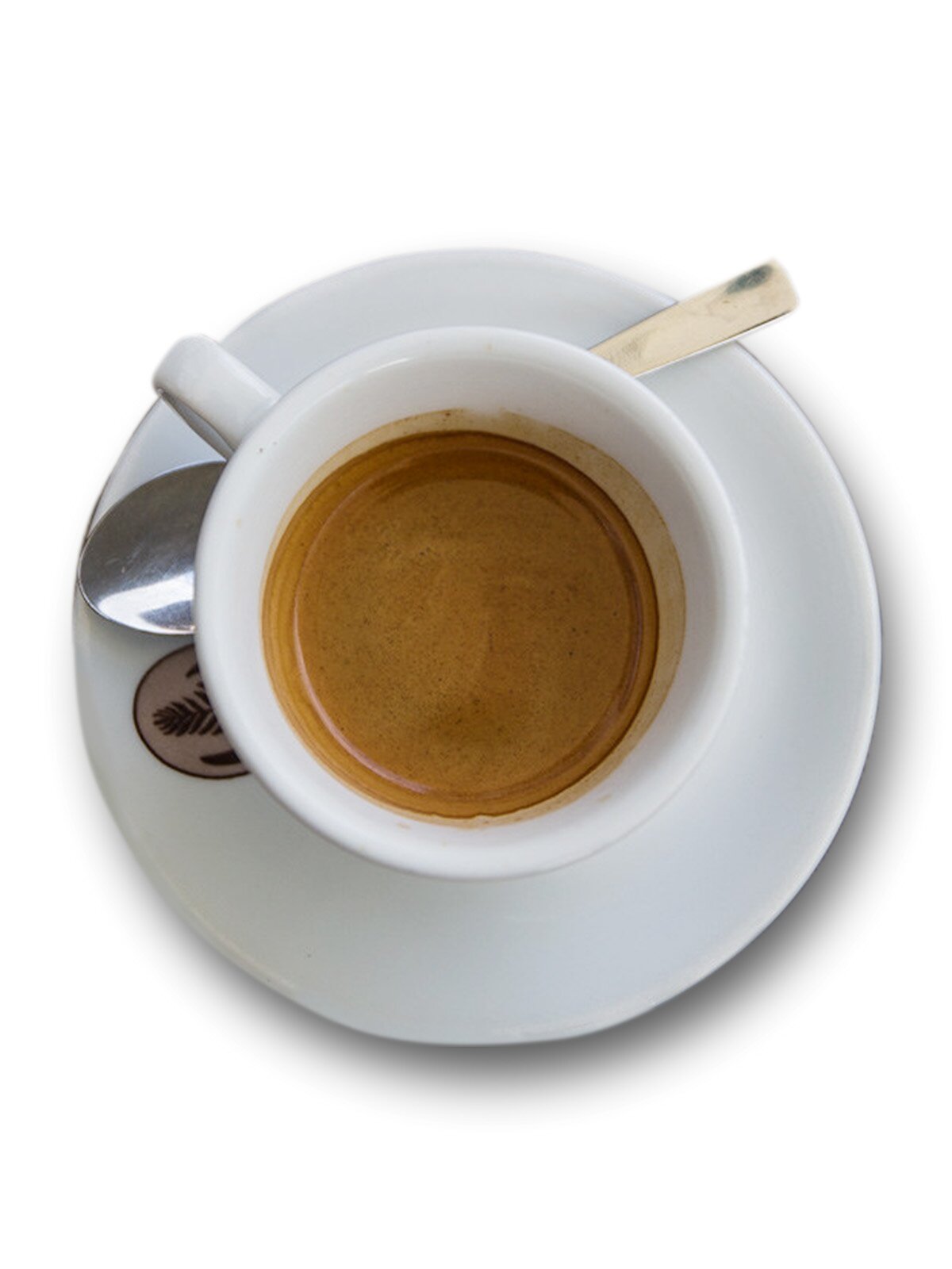Ilustracja przedstawiająca ciemnobrązową kawę w białej filiżance oraz srebrną łyżeczkę. Widok z góry.