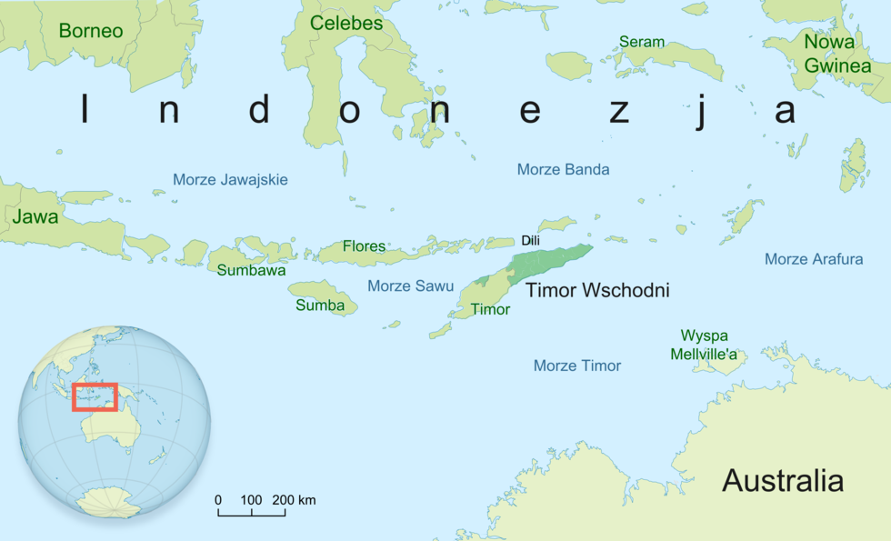 Na ilustracji mapa Indonezji. W prawym dolnym rogu fragment Australii.  Oznaczono lądy,  wody. W obrębie Wyspy Timor w centralnej części mapy,  oznaczono państwo Timor Wschodni. Zajmuje ono pół wyspy.
