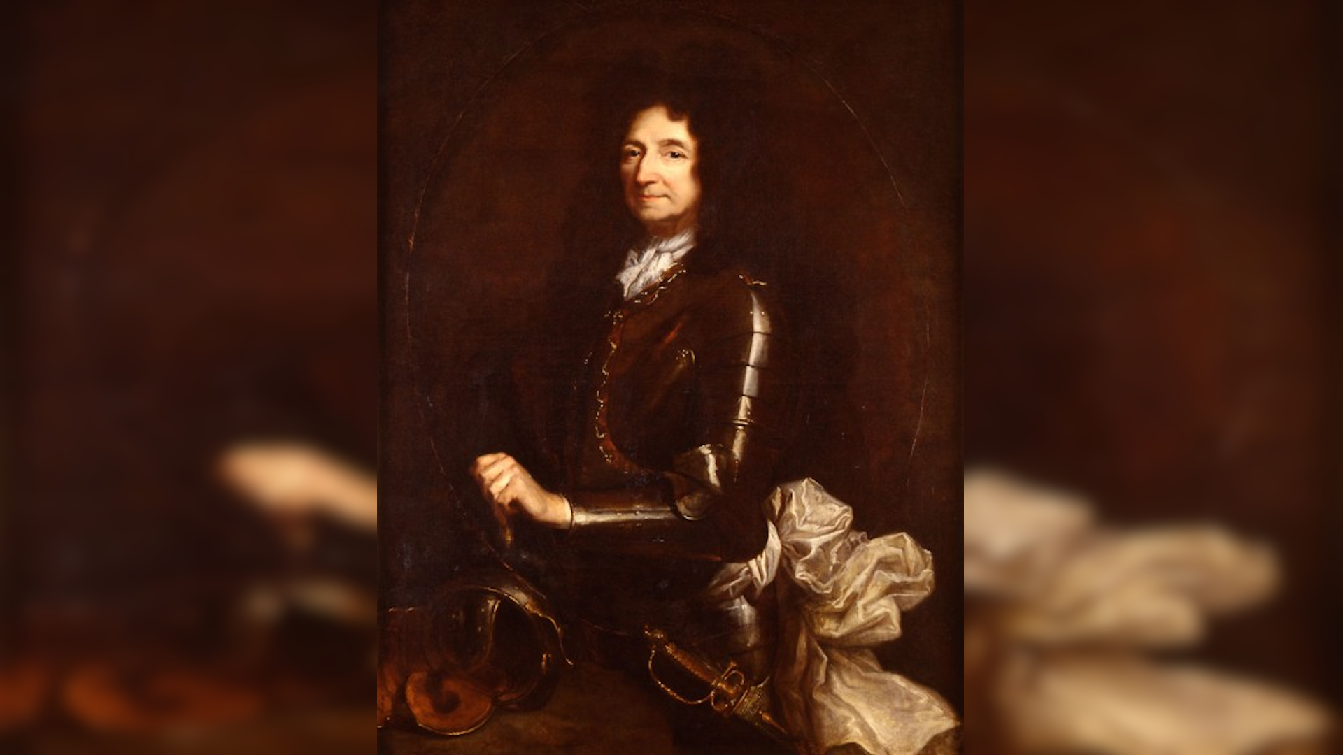 Obraz przedstawia portret dojrzałego mężczyzny. Zaprezentowany jest jego lewy półprofil. Ma długie, ciemne włosy, owalną twarz i lekko garbaty nos. Jest lekko uśmiechnięty. Ubrany jest w zbroję oraz białą apaszkę. Przy pasie po prawej znajduje się kawałek białego materiału. Przy nodze ma przypiętą szablę. Tło portretu jest ciemne.