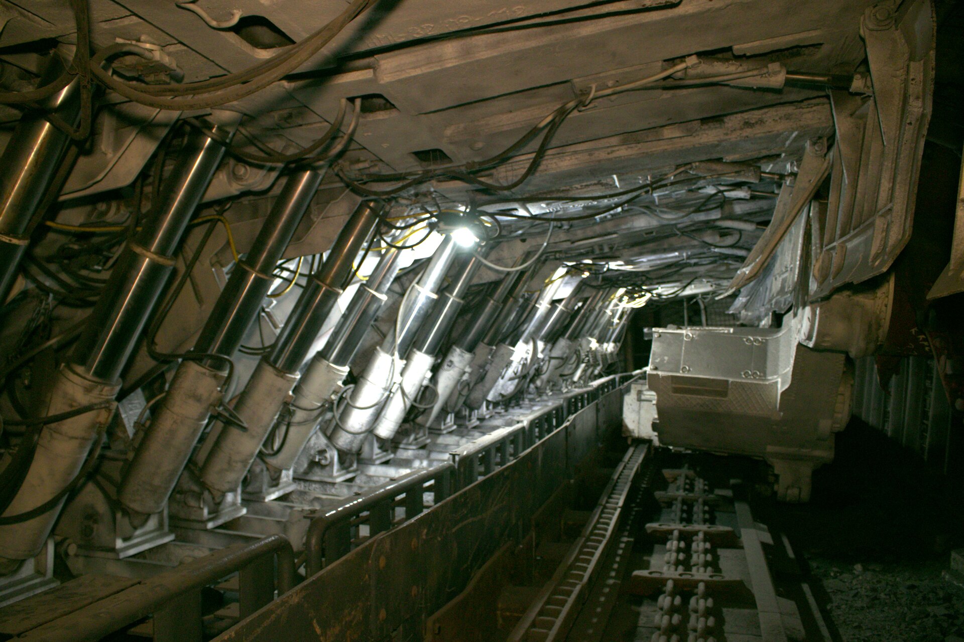 Obudowa ścianowa zmechanizowana wraz z kombajnem ścianowym i przenośnikiem zgrzebłowym ścianowym