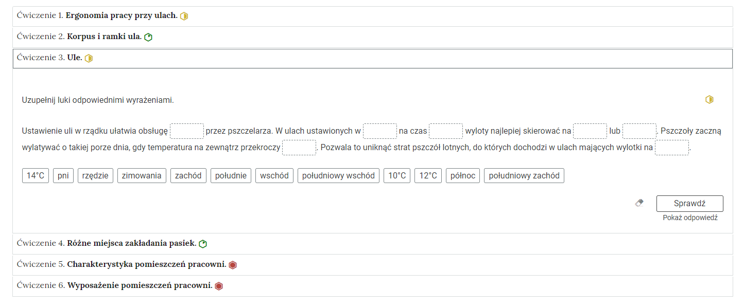 Przykładowe ćwiczenie jednokrotnego wyboru w harmonii. Na grafice znajduje się harmonia składająca się z dziesięciu wierszy. Wewnątrz każdego z nich został umieszczony numer ćwiczenia wraz z nazwą działu, którego dotyczy. Na grafice znajduje się sześć ćwiczeń. Wiersz z ćwiczeniem trzecim jest rozwinięty. Pod nim znajduje się szerokie okienko. W nim zawiera się ćwiczenie jednokrotnego wyboru. Składa się z polecenia, pod którym usytuowany jest tekst z lukami, w które należy wstawić odpowiednie wyrażenia.