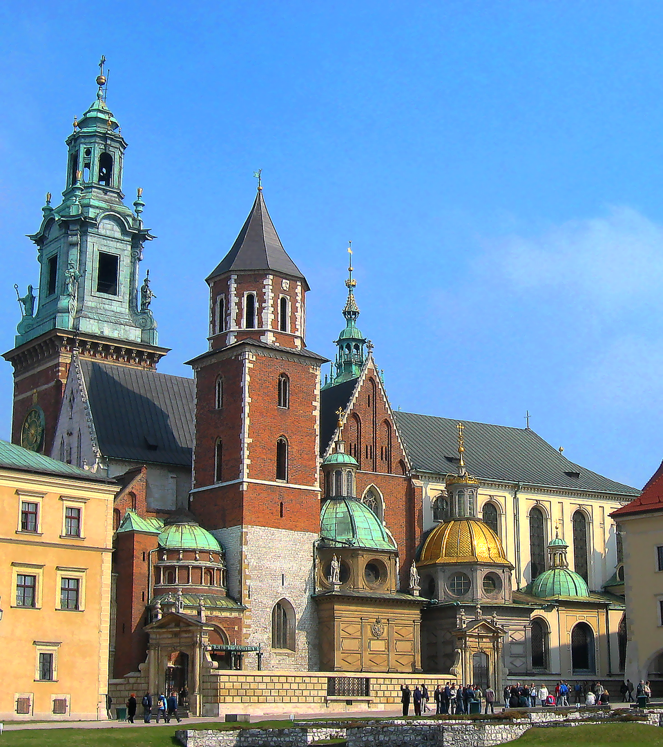 Ilustracja przedstawia katedrę na Wawelu. Od strony południowej widoczna jest kaplica Zygmuntowska, nakryta złoconą kopułą oraz kaplica Wazów, stanowiąca architektoniczną kopię Zygmuntowskiej. U podnóża wieży Srebrnych Dzwonów znajduje się wyjście z grobów królewskich. 