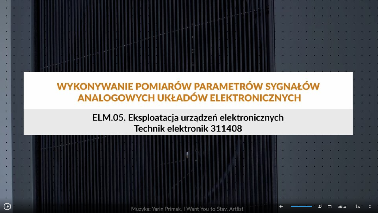 Ilustracja przedstawia widok ekranu filmu instruktażowego. Tytuł: Wykonywanie pomiarów parametrów sygnałów analogowych układów elektronicznych. Na dole znajduje się pasek odtwarzania z ikonkami ustawień.