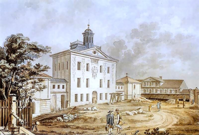 Obraz przedstawia wysoki, dwupiętrowy budynek. Na jego dachu okrągła wieża. Wejście do biblioteki w centralnej jej cześci. Okna rozmieszczone symetrycznie i w równych odległościach. Z obu stron budynku niższe, piętrowe domy, przylegające do biblioteki. Przed budynkiem piaskowy plac, na którym leżą deski oraz kamienie. Na placu stoją również ludzie. Z lewej strony obrazu drzewo, drewniany płot oraz studnia. Z prawej strony obrazu budynek mieszkalny ze skośnym dachem. Niebo błękitne, częściowo zachmurzone.