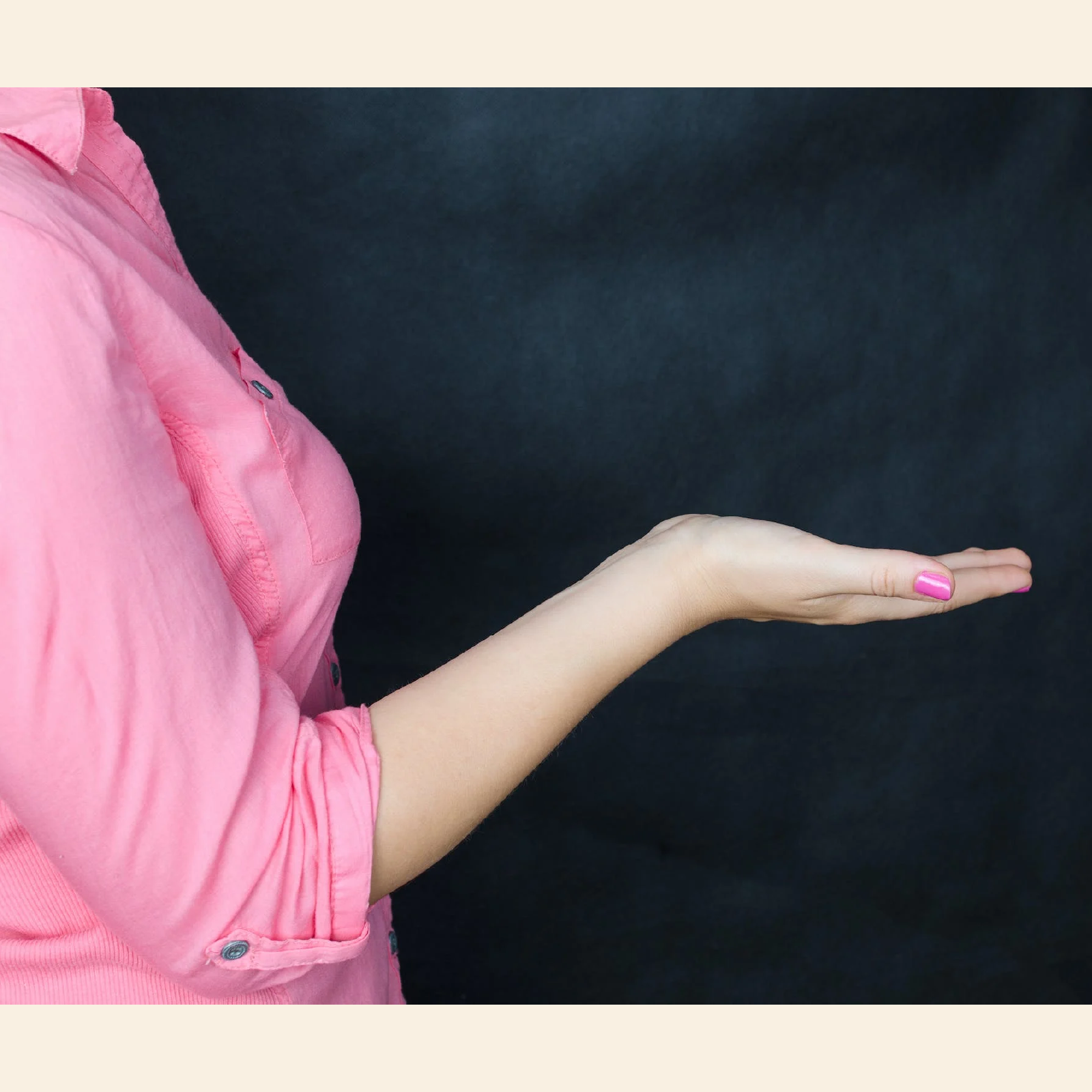 Ilustracja przedstawia profil kobiety w różowej bluzce z kołnierzykiem trzymającą wyciągniętą dłoń. Kobieta ma pomalowane paznokcie na kolor różowy. Nie widzimy jej twarzy. 