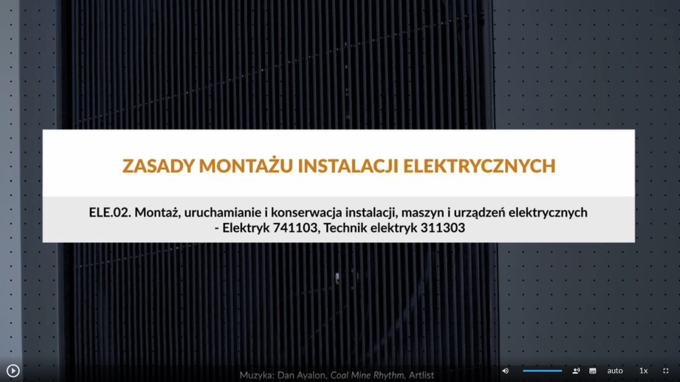 Ilustracja przedstawia wygląd ekranu odtwarzania filmu. Pośrodku ekranu znajduje się ramka z tytułem multimedium oraz kwalifikacją zawodową. W jego dolnej części znajdują się ikony z różnymi opcjami. W dolnym lewym rogu widać ikonę trójkąta w kółku. Jest to ikona włączania odtwarzania filmu. Kolejna ikona znajduje się dopiero w połowie ekranu dolnego paska. Jest to ikona megafonu. Obok niej widać niebieski pasek, który oznacza poziom głośności. Obok znajduje się ikona człowieka, od którego głowy odchodzą dwie fale. Umożliwia ona włączanie alternatywnej ścieżki dźwiękowej. Dalej znajduje się mały biały prostokąt z czarnymi paskami w jego dolnej części. Pozwala ona na włączenie napisów. Kolejna ikona to napis auto, która umożliwia wybranie jakości filmu. Obok niej widać ikonę jedynki z iksem. Po kliknięciu na nią można wybrać szybkość odtwarzania filmu. Ostatnia ikona to kreski tworzące kwadrat. Kreski te tworzą jedynie krawędzie kwadratu. Jest to opcja włączania trybu pełnoekranowego.