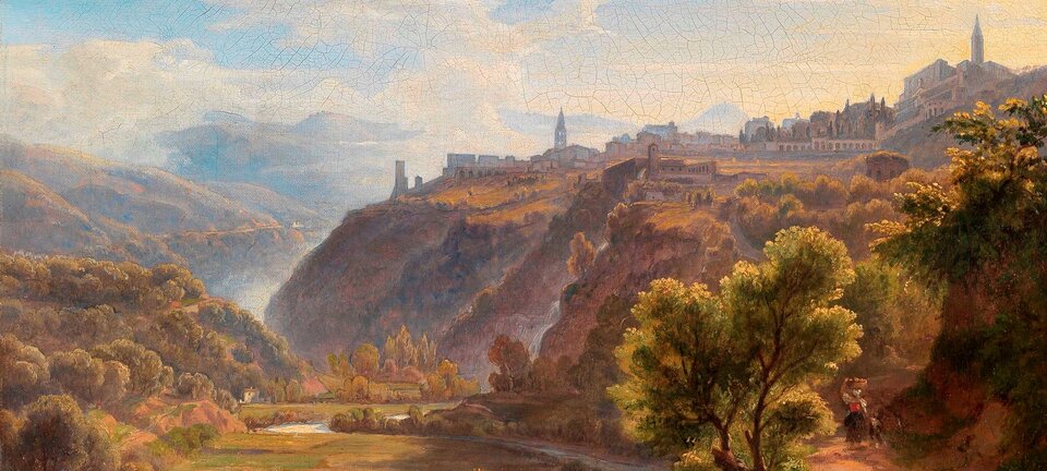 Obraz przedstawia pejzaż. Nad doliną górują wzgórza, na których stoją liczne budynki różnej wysokości, między innymi dwie wieże. W pobliżu jednej z wież opada wodospad. Niżej rosną drzewa, wije się rzeka. Po prawej stronie znajduje się piaszczysta droga, którą idzie kobieta. Na głowie niesie kosz, podtrzymuje go lewą ręką.