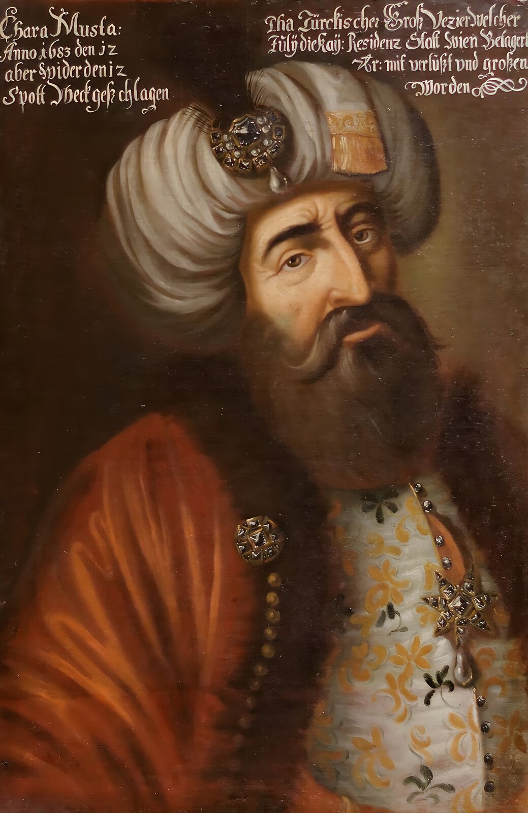 Obraz przedstawiający wielkiego wezyra Kara Mustafę. Mustafa jest tu starszym mężczyzną o smutnym spojrzeniu z twarzą okoloną bujną ciemną brodą. Ubrany w bogaty strój, na głowie ma turban ozdobiony klejnotem wysadzanym kamieniami szlachetnymi i  przyczepionymi pawimi piórami. Mężczyzna okryty jest wierzchnią szatą z przypiętą broszą. Pod nią widoczna jest szata spodnia, zapinana na liczne guziki. Na piersi ma przypiętą kolejną broszę w kształcie gwiazdy, ozdobioną licznymi klejnotami.