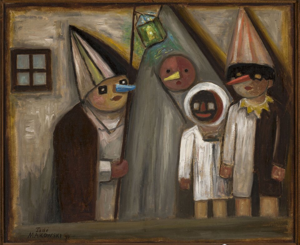 Obraz przedstawia czworo dzieci. Są to chłopcy. Stoją w zwartej grupie wewnątrz pomieszczenia. Ich twarze są okrągłe. Chłopiec stojący po lewej stronie ukazuje prawy półprofil. Na czubku głowy ma kapelusz w kształcie stożka. Jego oczy są duże, kwadratowe, nos nienaturalnie długi, policzki zarumienione, a usta duże. W prawej dłoni trzyma drążek z umocowaną latarnią. Jest ubrany w koszulę i pelerynę. Obok niego stoi chłopiec ubrany w kostium w kształcie stożka. Wystaje z niego jedynie twarz dziecka. Chłopiec ma niewielkie oczy i usta oraz nienaturalnie długi nos. Kolejną postacią jest malec z dużymi, kwadratowymi oczami i szerokimi ustami. Ma niewielki nos. Po prawej stronie stoi czwarty chłopiec w kapeluszu w kształcie stożka. Górną część jego twarzy osłania maska karnawałowa. Ma nienaturalnie długi nos i niewielkie usta. Jest ubrany w jednoczęściowy kombinezon z krótkimi nogawkami. Praw strona stroju jest biała, a lewa brązowa. Kołnierz stroju stanową połączone żółte trójkąty. Po lewej stronie ilustracji znajduje się niewielkie, kwadratowe okno.