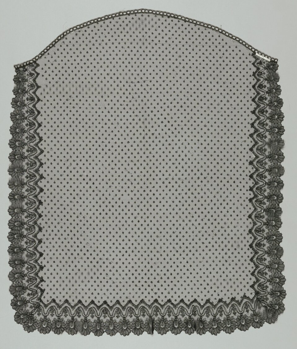 Ilustracja przedstawia kunsztownie obszytą, przejrzystą koronkę wykończoną kwiatowym motywem.