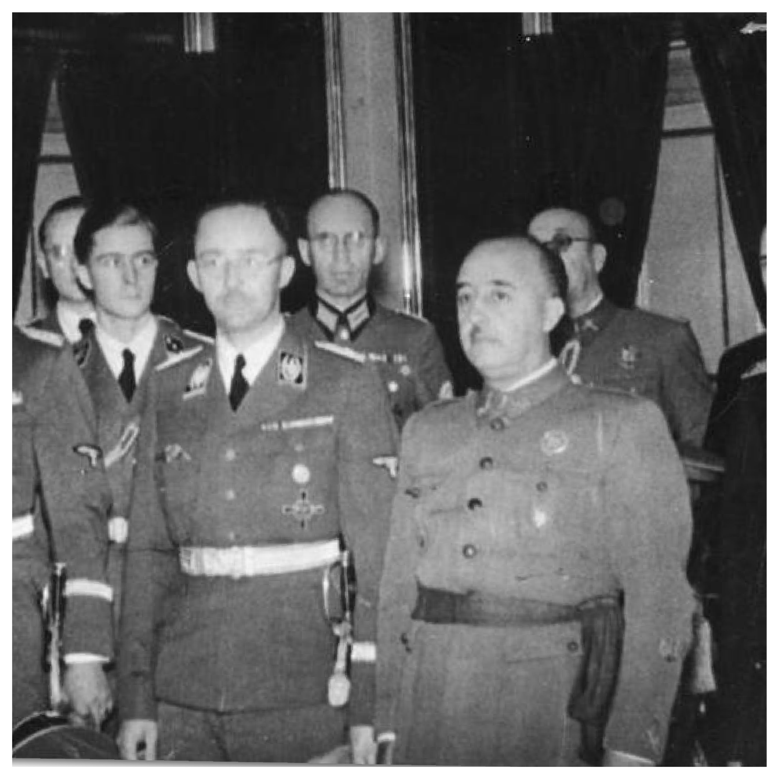 Zdjęcie przedstawia grupę mężczyzn w mundurach.