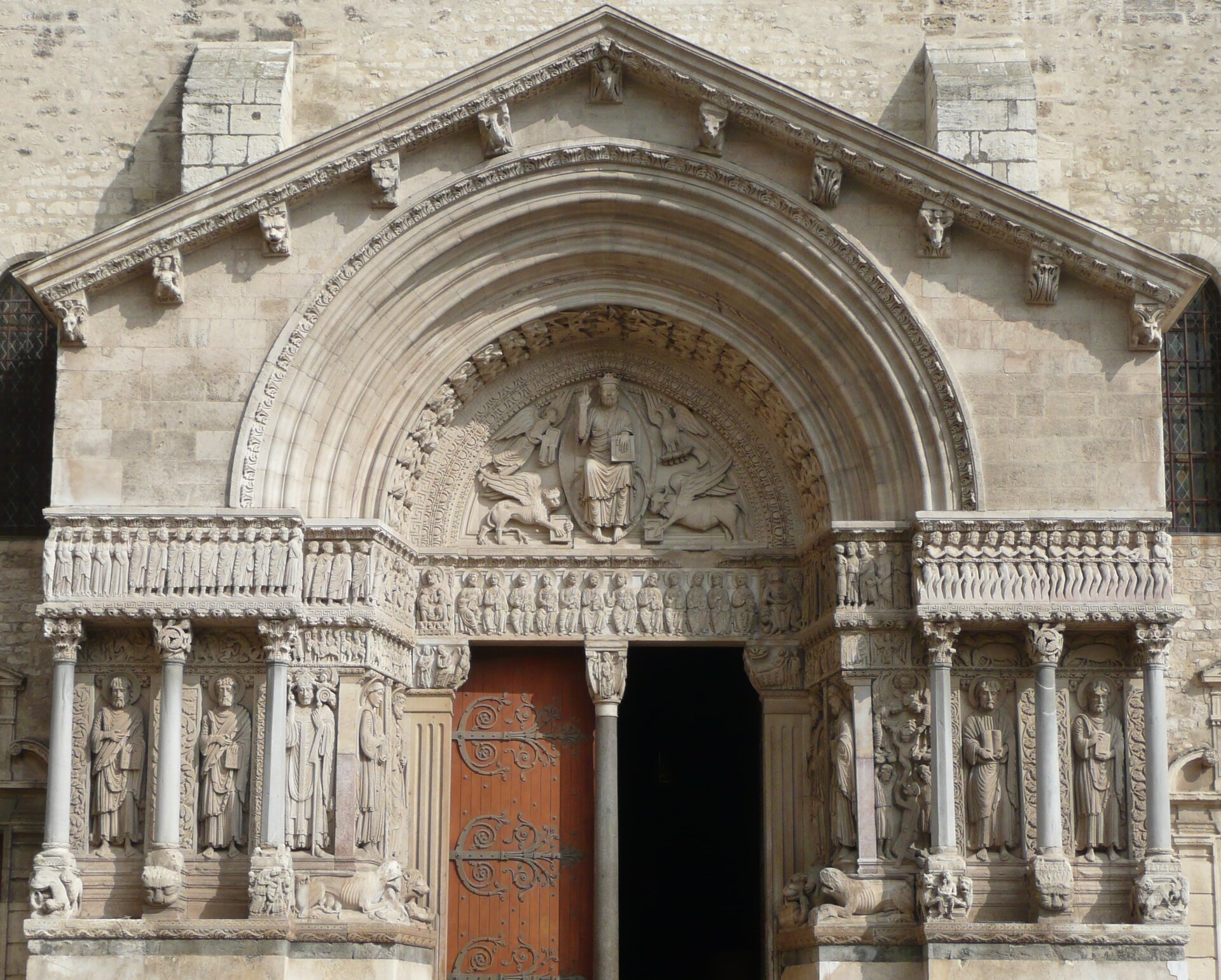 Tympanon z kościoła w Arles Źródło: Finoskov, Tympanon z kościoła w Arles, licencja: CC BY-SA 3.0.