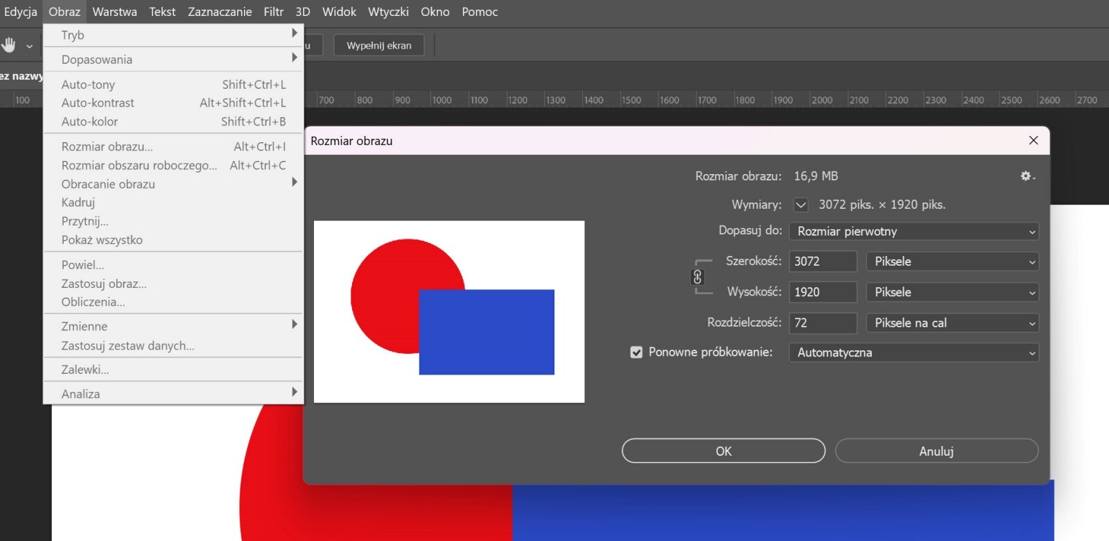 Grafika przedstawia ustawianie rozdzielczości w programie Adobe Photoshop. Widoczny jest zrzut ekranu programu, z menu górnym oraz menu roboczym otwartym w oknie roboczym programu z obrabianą grafiką z czerwonym kołem, na które częściowo jest nałożony niebieski prostokąt. Po lewej stronie widoczny jest szary prostokąt z otwartą listą funkcji i narzędzi programu.