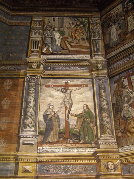 Na zdjęciu malowidło ścienne. Główny obraz przedstawia ukrzyżowanie Jezusa Chrystusa.