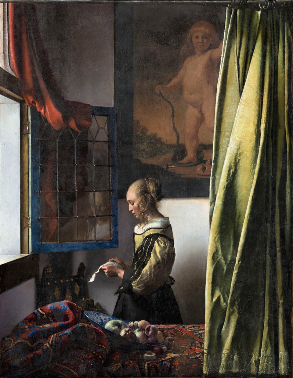 Ilustracja przedstawia obraz Jan Vermeer van Delft „Dziewczyna czytająca list (Dziewczyna czytająca list przy otwartym oknie, Czytająca list)". W kadrze znajduje się niewielkie pomieszczenie, w którym przed otwartym oknem stoi dziewczyna i czyta list. Z prawej strony zwisa zielona kotara, rozwieszona na drążku, biegnącym wzdłuż górnej krawędzi płótna. Druga zasłona, koloru czerwonego, zawieszona jest nad oknem. Kobieta przedstawiona jest z profilu, jej twarz odbija się w szybie okiennej. Na pierwszym planie znajduje się stół, na którym jest rozłożony i udrapowany bogato zdobiony obrus. Na nim stoi misa z owocami: brzoskwiniami i jabłkami. 