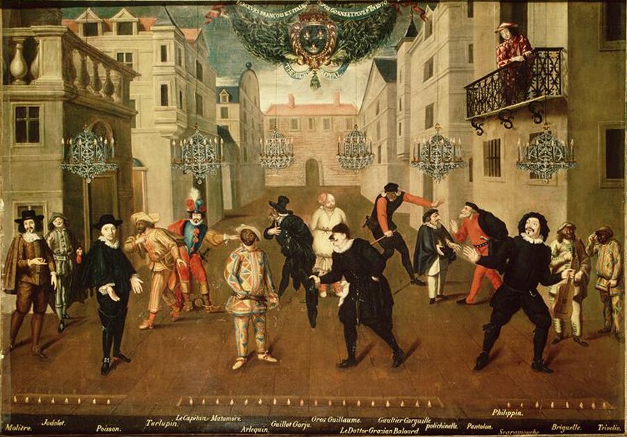 Ilustracja przedstawia scenę teatralną. Na drewnianej podłodze stoi grupa aktorów ubranych w kostiumy teatralne. W tle stoi makieta miasta. O balustradę balkonu ukazanego po prawej stronie opiera się młody mężczyzna.