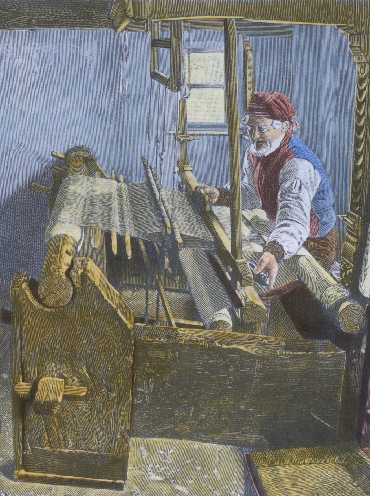 Ilustracja przedstawia wnętrze zakładu rzemieślniczego. W centrum znajduje się krosno, na którym rzemieślnik wytwarza tkaninę. Przy krośnie po prawej stronie stoi mężczyzna, który pochylony nad tym urządzeniem produkuje tkaninę. Mężczyzna ubrany jest w koszulę i kamizelkę, ma na głowie czapkę. 