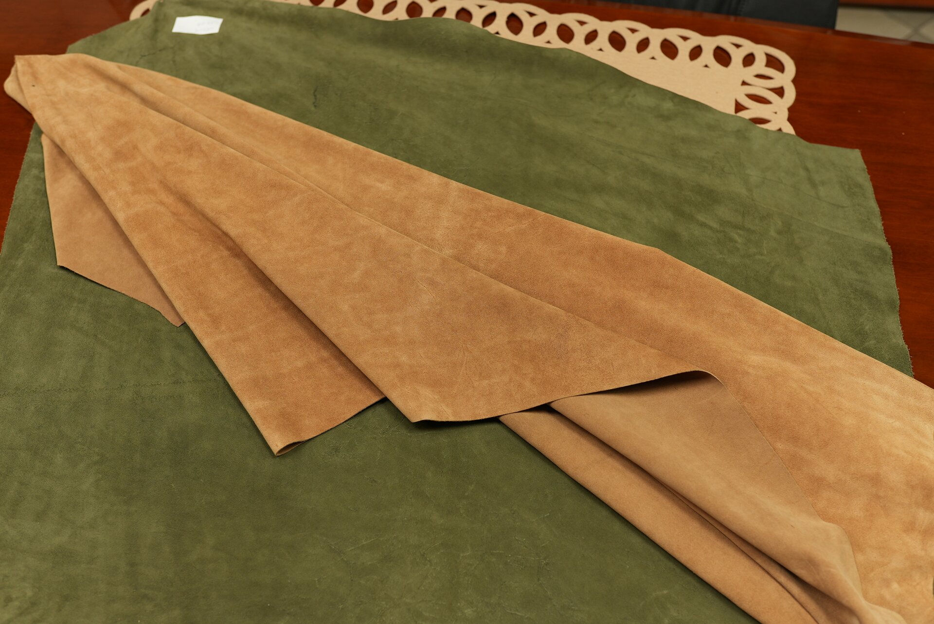 Zdjęcie przedstawia płat zamszu. Od strony lica i mizdry skóra jest brązowa. 
