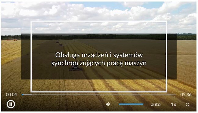 Zdjęcie przedstawia wygląd ekranu odtwarzania filmu. Ekran startowy przedstawia jadące po polu maszyny. Na tle zdjęcia umieszczono tytuł filmu: Obsługa urządzeń i systemów synchronizujących pracę maszyn. W dolnej części ekranu znajdują się ikony z różnymi opcjami. W lewym dolnym rogu widać ikonę trójkąta w kółku. Jest to ikona włączania odtwarzania filmu. Kolejna ikona znajduje się dopiero w połowie ekranu dolnego paska. Jest to ikona megafonu. Obok niej widać niebieski pasek, który oznacza poziom głośności. Dalej znajduje się mały biały prostokąt z czarnymi paskami w jego dolnej części. Pozwala ona na włączenie napisów. Kolejna ikona to napis auto, która umożliwia wybranie jakości filmu. Obok niej widać ikonę jedynki z iksem. Po kliknięciu na nią można wybrać szybkość odtwarzania filmu. Ostatnia ikona to kreski tworzące kwadrat. Kreski te tworzą jedynie krawędzie kwadratu. Jest to opcja włączania trybu pełnoekranowego.