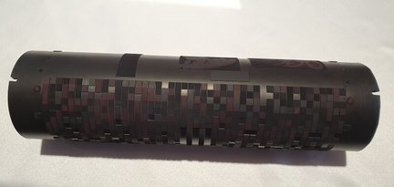 Na zdjęciu widoczna jest cylindryczna czarna płyta elastomerowa, na której bezpośrednio jest grawerowany obraz w technologii DLE.