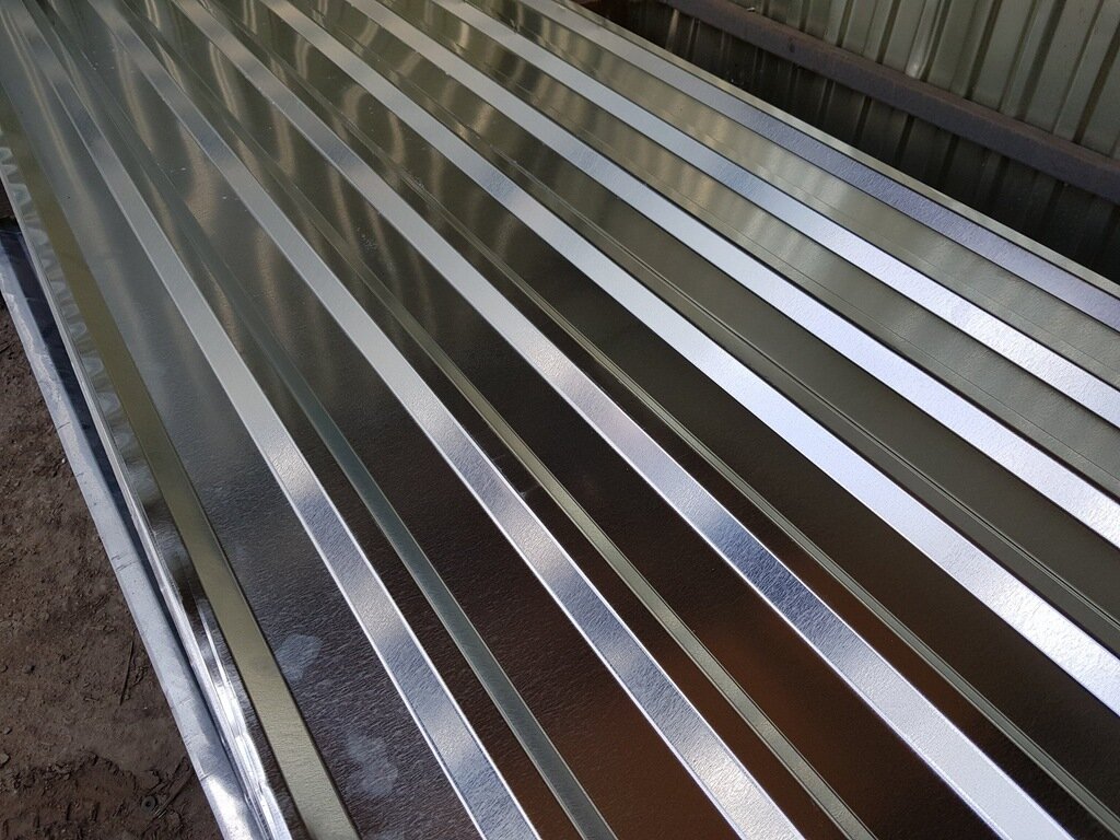 Zdjęcie przedstawia blachę ocynkowaną trapezową. Ma ona kształt trapezu oraz srebrny kolor.