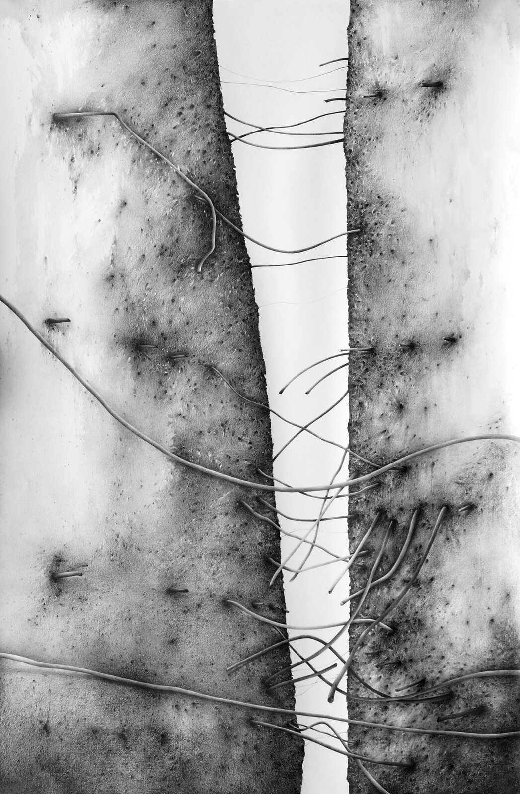 Kwadratowa kompozycja ukazuje dwa betonowe bloki, pomiędzy którymi, po prawej stronie rysunku znajduje się wąskie przejście, poprzecinane cienkimi prętami, łączącymi ściany. Jeden z z metalowych drutów przebija bryłę bloku po lewej stronie. Wychodząc z niej ciągnie się aż poza kadr obrazu. Tło rysunku stanowi płaszczyzna, podzielona na górną, białą część oraz dolną, szerszą, czarną część, która widoczna jest jedynie jako wąski, ciemny pas pomiędzy ścianami przejścia. Praca wykonana została przy pomocy ołówka na białym papierze.