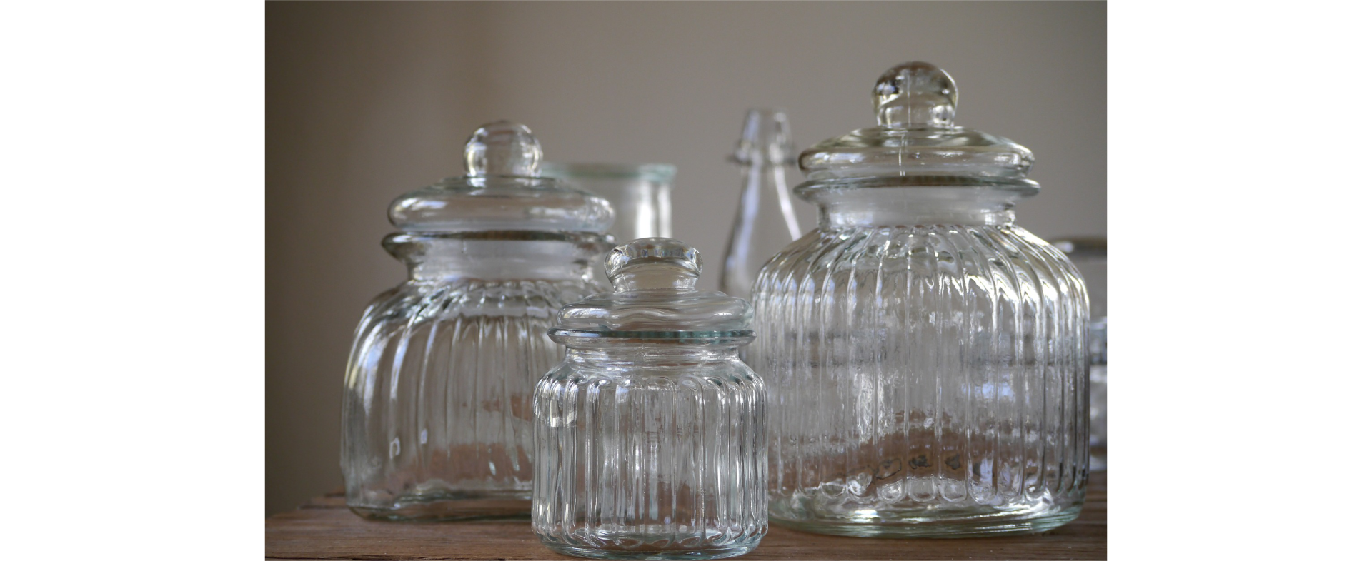 Zdjęcie przedstawiam szklane zdobione naczynia z pokrywkami na przykład na makaron, cukier.